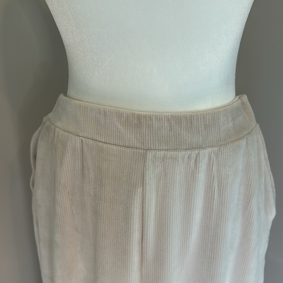 NWT Vuori Haven Pants Ribbed Wideleg Lightweight Soft Suede Women’s Size M Cream - Picture 10 of 15